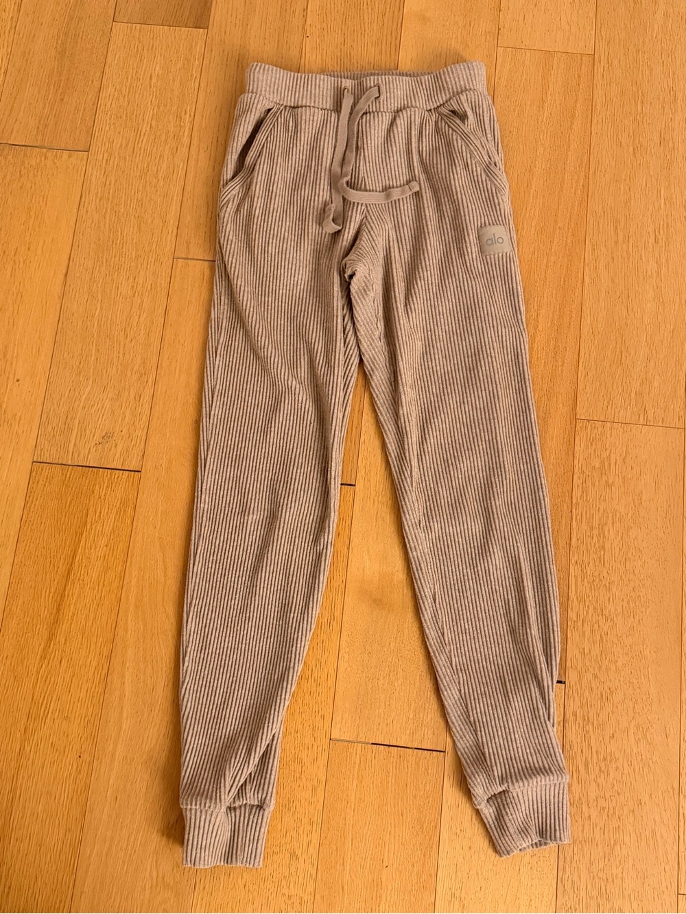 ALO Yoga Women’s Ribbed Joggers Sweatpants in Taupe / Beige XS